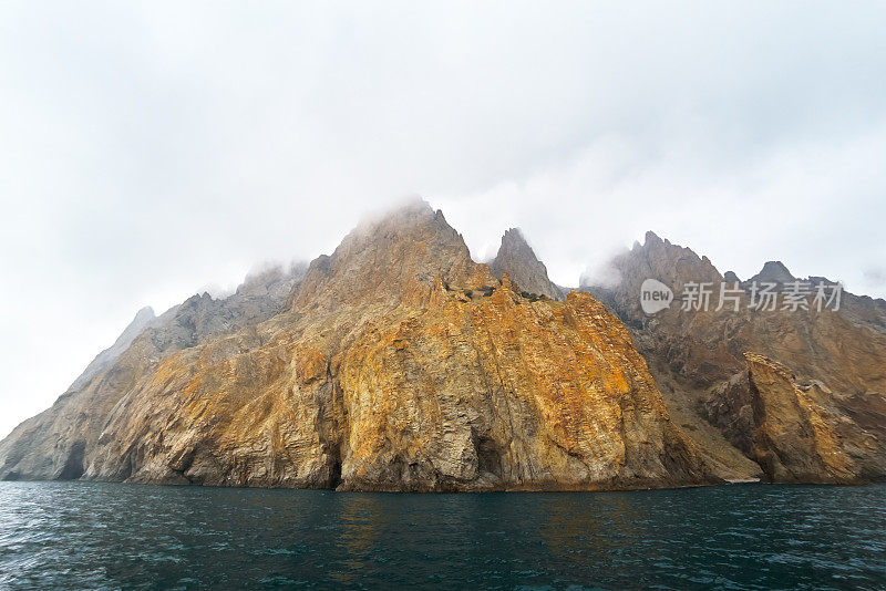 落基山脉海岸，卡拉达火山，多云的天空，大雾，克里米亚