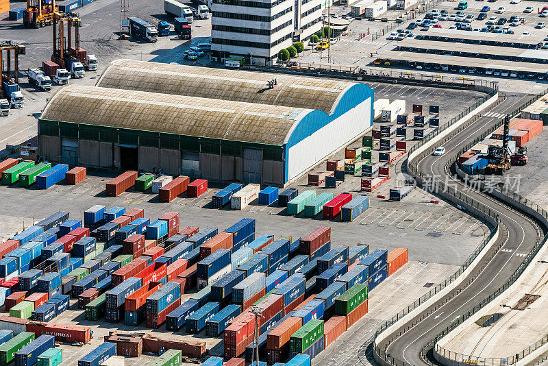 航拍的集装箱和仓库在巴塞罗那港(加泰罗尼亚)，西班牙