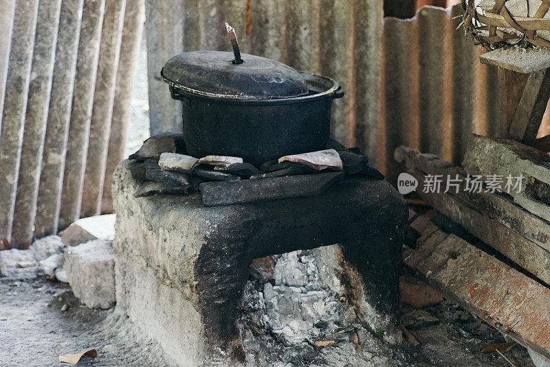 传统的火炉仍然使用柴火