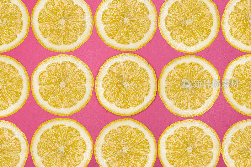 图案由新鲜柠檬片在粉红色的背景，俯视视图，平放。水果的背景。