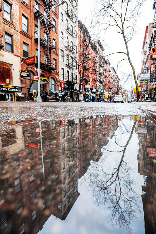 格林威治村的街道倒映在水坑里——纽约曼哈顿