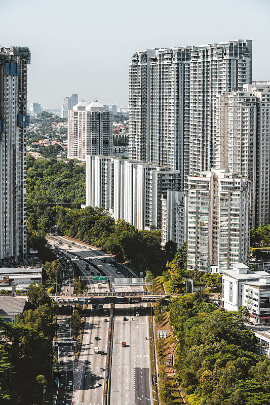 高速公路旁的公寓在吉隆坡