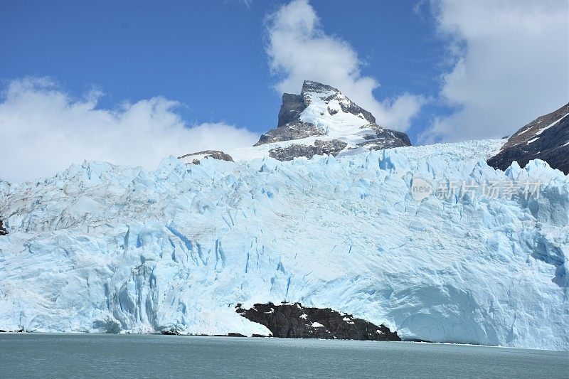 白雪皑皑的群山对天的海景