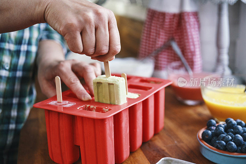 准备绿茶酸奶冰淇淋棒