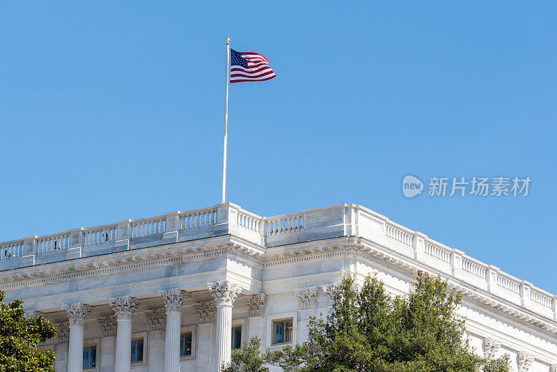 美国国旗从华盛顿特区美国国会大厦参议院翼屋顶飘扬