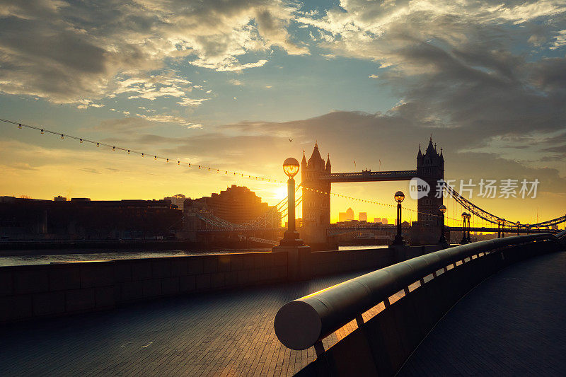 日出时的伦敦塔桥