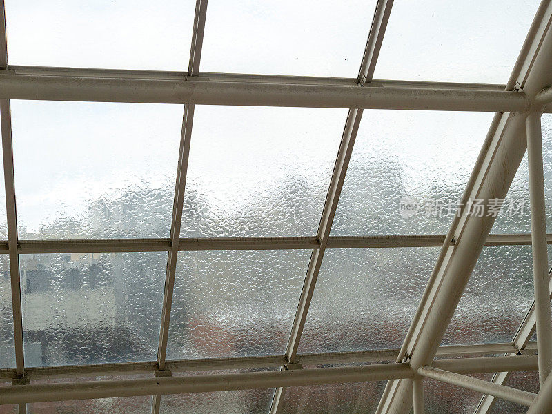城市里的雷雨期间，雨水滴落在窗户上