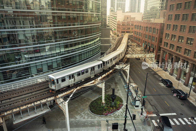 美国伊利诺斯州芝加哥市一座桥上的高架火车