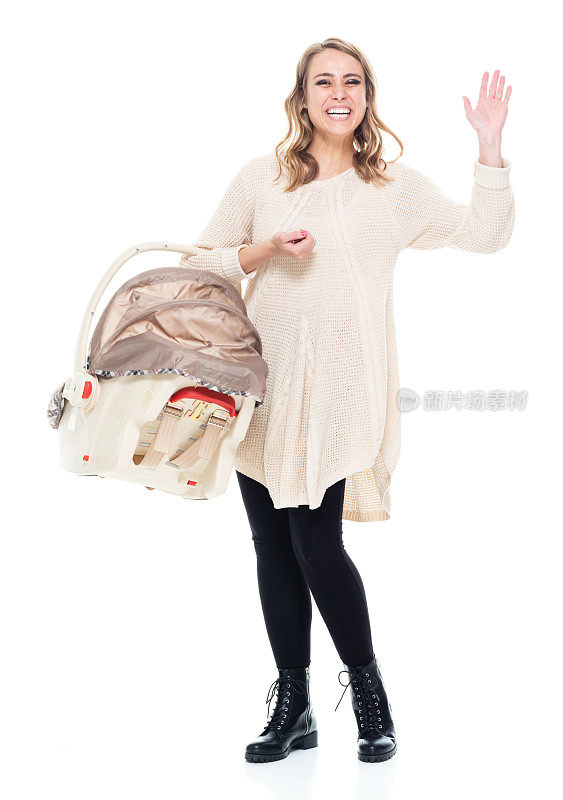 单身母亲穿着一件带有婴儿汽车座椅的毛衣