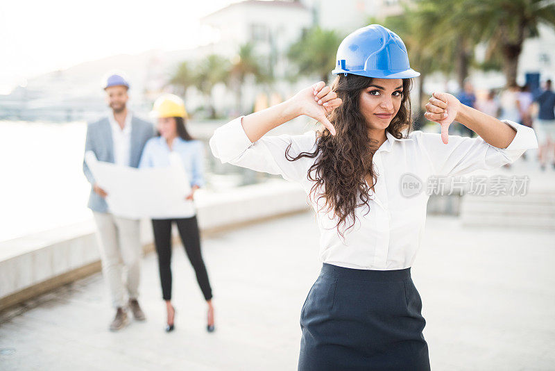 年轻女建筑师表示反对。