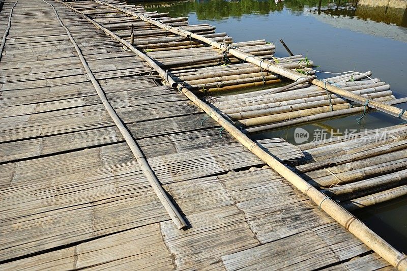 老竹桥横跨江面