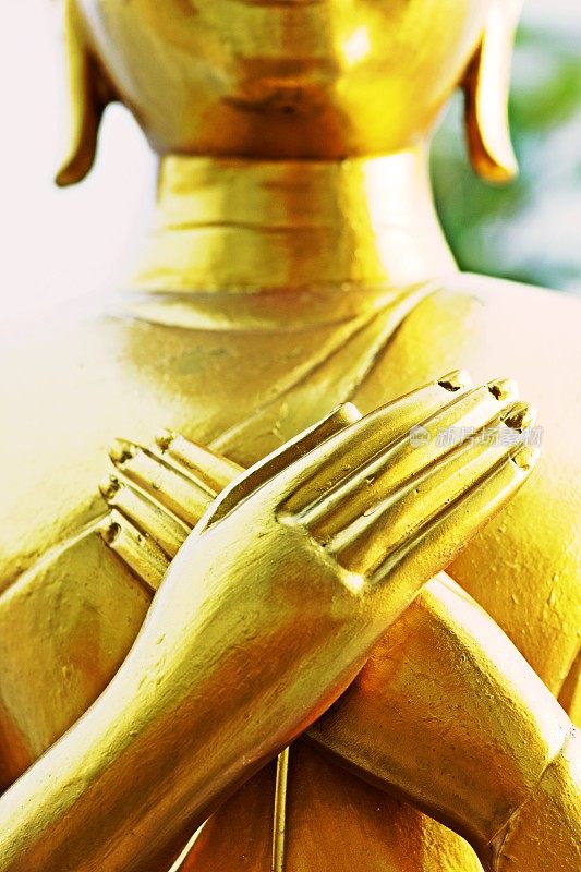 在泰国曼谷的寺庙里，佛像的双手交叉。