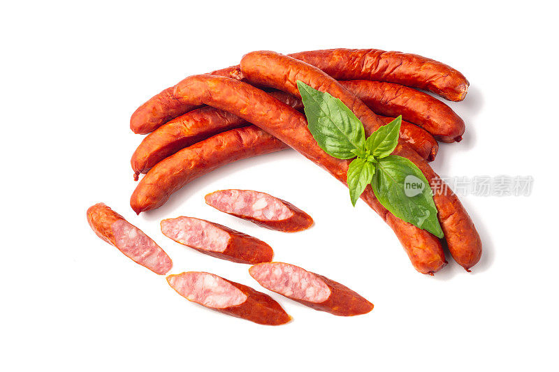 熏香肠猪肉香肠与罗勒叶，特写，孤立在白色背景。
