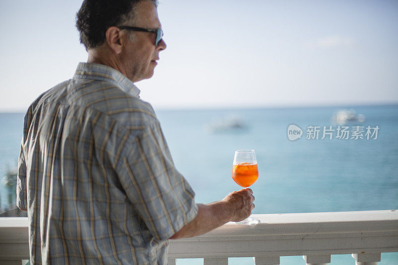 喝鸡尾酒的男人