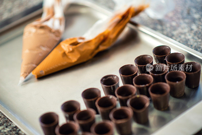糖果商为巧克力块制作贝壳