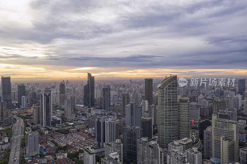 中国上海的日出全景航拍图