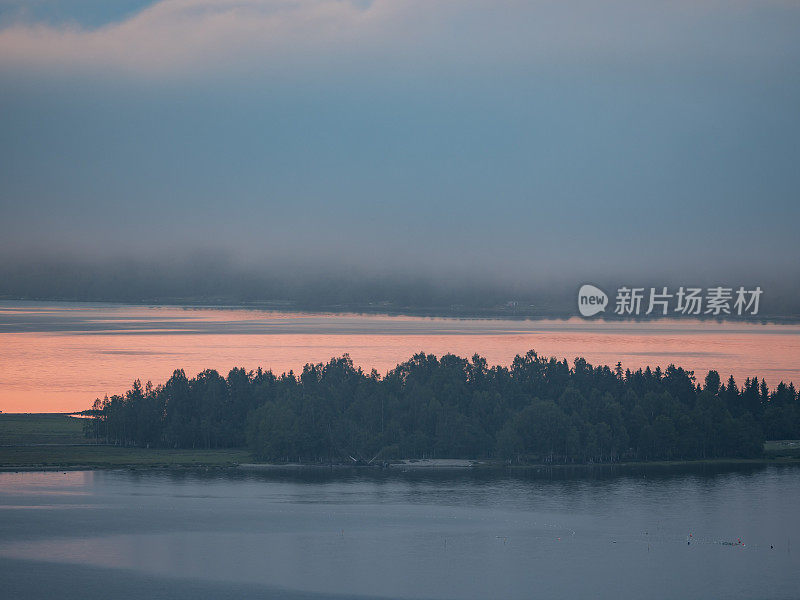 浓雾在斯堪的纳维亚半岛北部的海湾快速翻滚