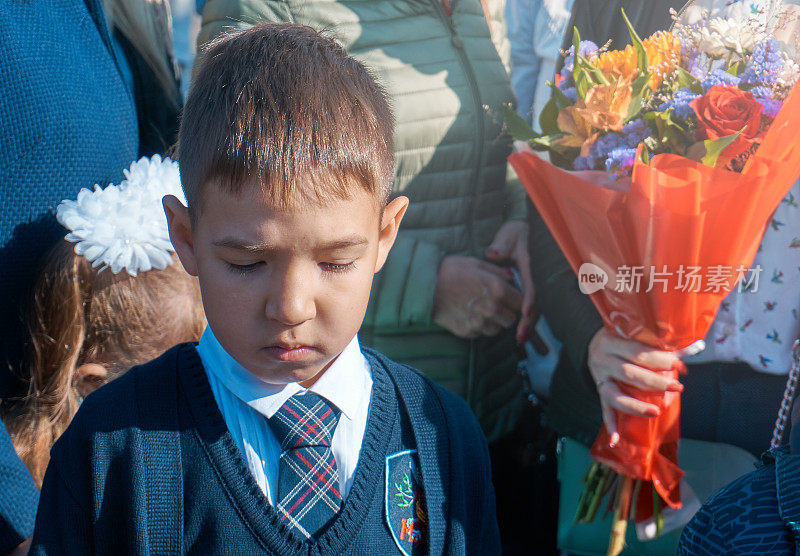 沉思的7岁男孩在第一个学校日的知识日庆祝活动上