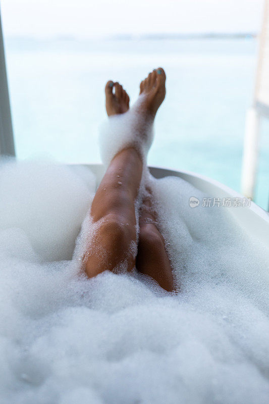 一个陌生的女人在泡泡浴中放松。