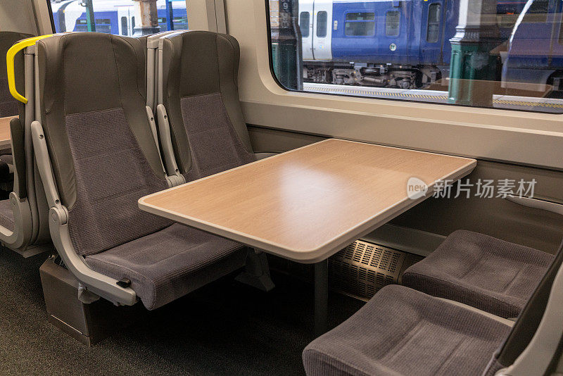 英国火车上的空座位和餐桌