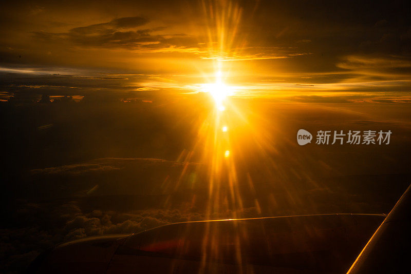 从飞机窗口看到的日落景色