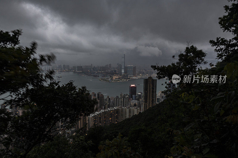 傍晚，香港城市上空乌云密布