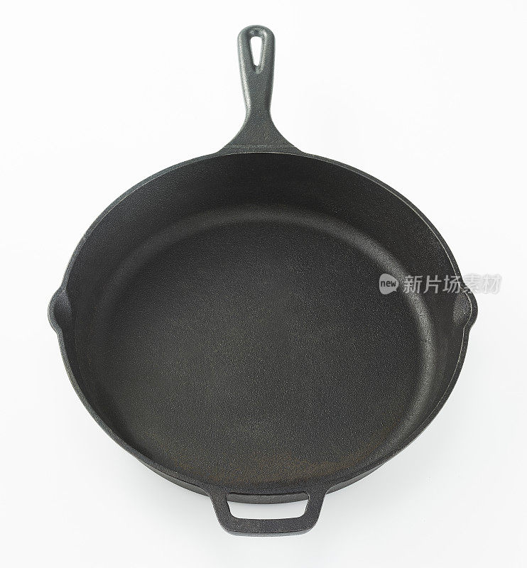 孤立的物体:空的黑色铸铁煎锅，孤立在白色背景上
