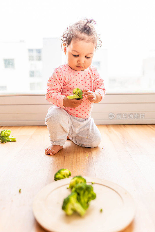 小宝贝在玩花椰菜