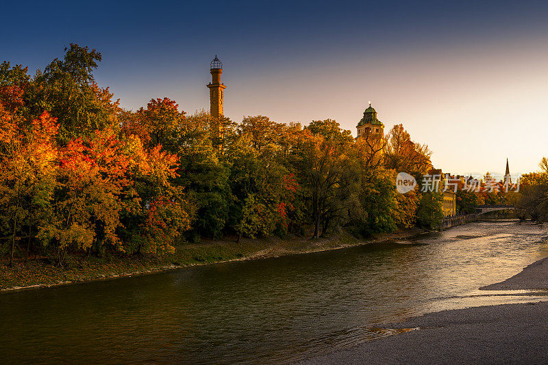 日落时分在慕尼黑的伊萨尔河