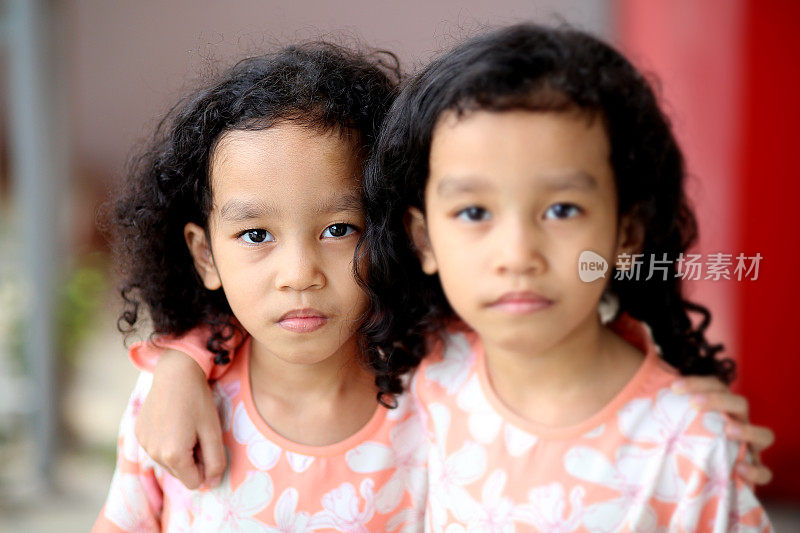 年轻的穆斯林双胞胎姐妹的肖像!