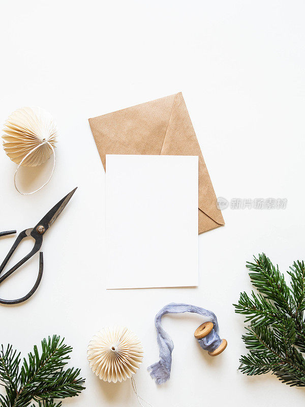白色背景的纸卡，用于信件、信封和圣诞节装饰。前视图。