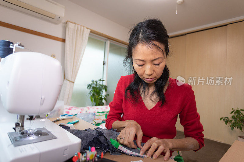 一名日本妇女在家里制作面具