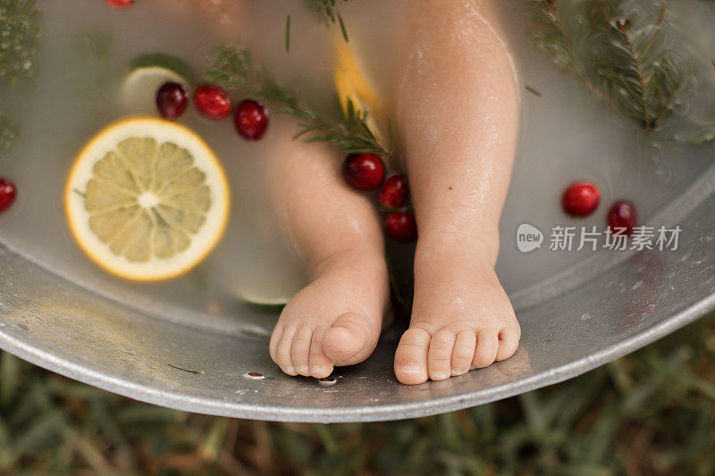 婴儿脚在柑橘冬季牛奶浴