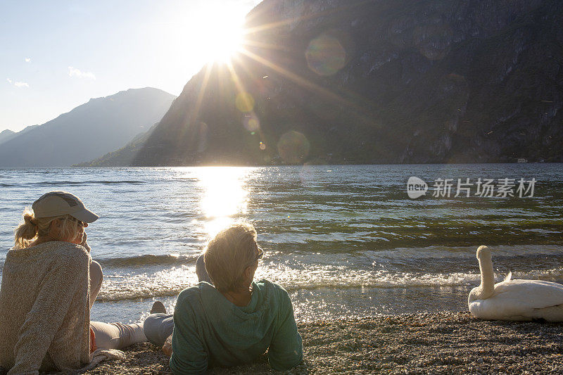 成熟的夫妇在海滩上放松，看外面的风景