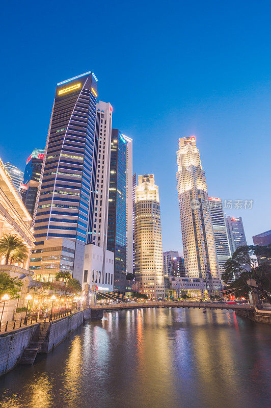 广角拍摄新加坡著名的滨海湾地区周围的风景，新加坡的一个受欢迎的旅游景点。