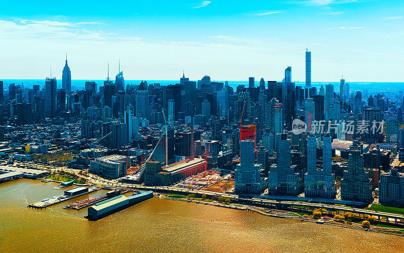 曼哈顿市中心全景在东河纽约美国反射