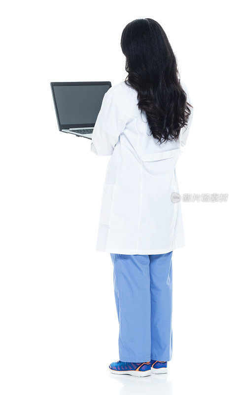 z一代女医生穿着实验服，使用笔记本电脑