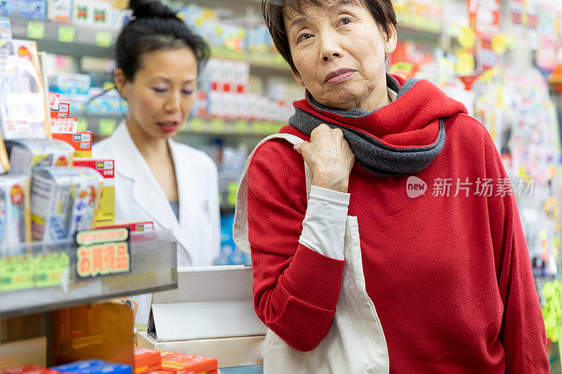 一个日本女人在药店里嘘嘘