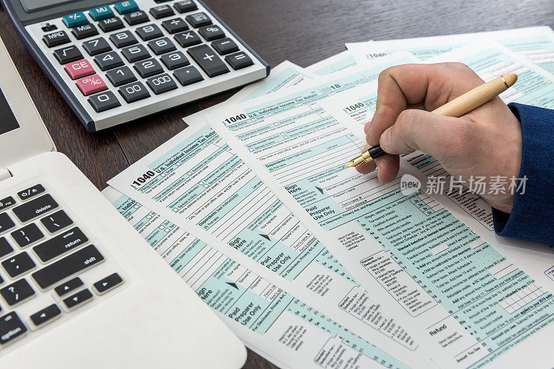 用计算器负责财务文件税务表格1040的填报和核算。税的时候了。