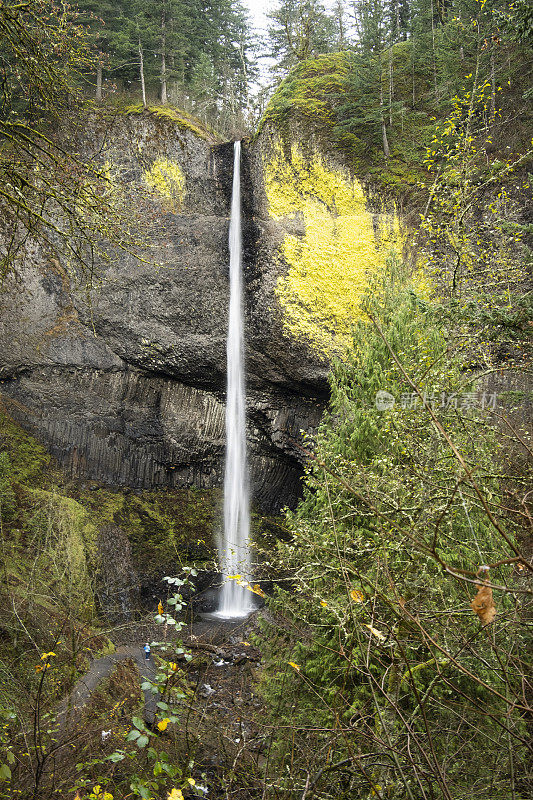 拉图瑞尔瀑布从步道