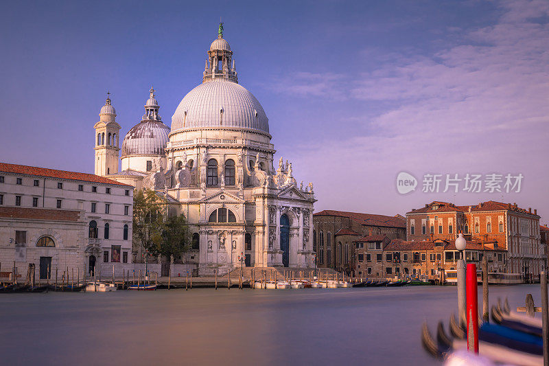 飘渺的长时间曝光-圣玛丽亚德拉敬礼在日出，威尼斯，意大利