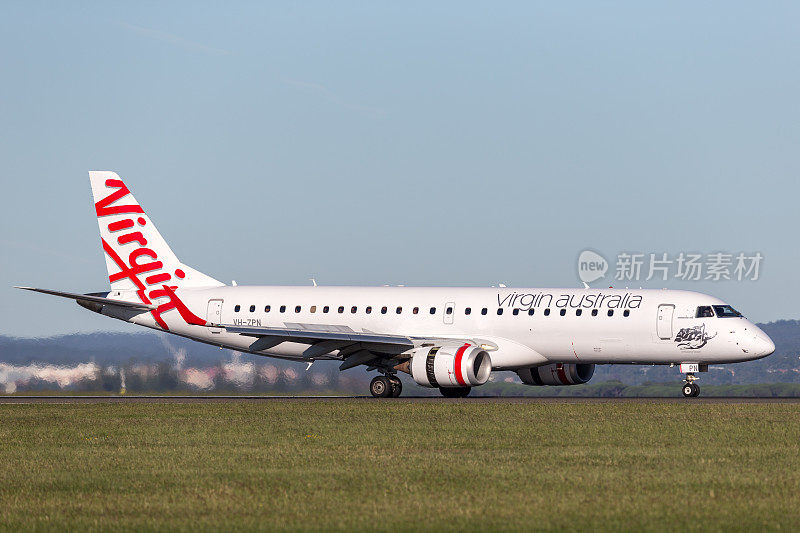 维珍澳大利亚航空公司支线飞机(ERJ-190)在悉尼机场降落。