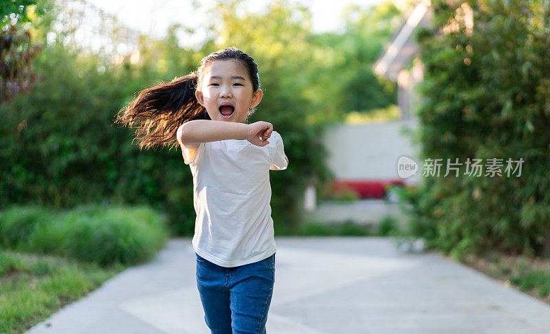 可爱小女孩跑步