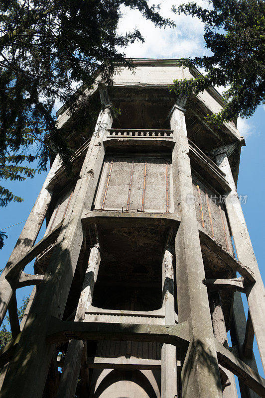旧的钢筋混凝土水塔。