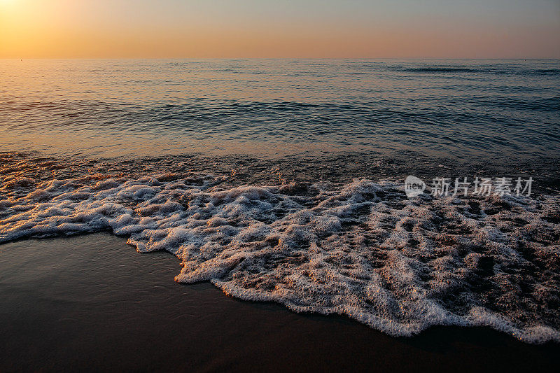 日落时分，密歇根湖沙滩上的波浪