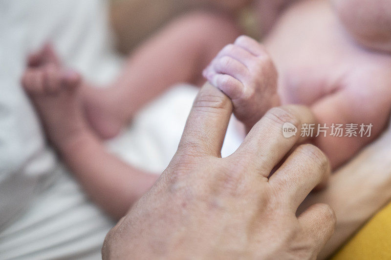 新生婴儿牵着爸爸的手