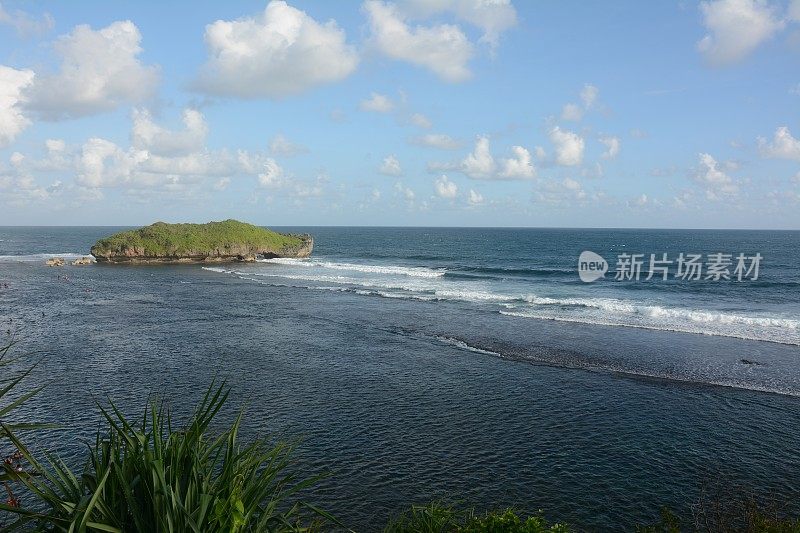 海上一个无人居住的小岛