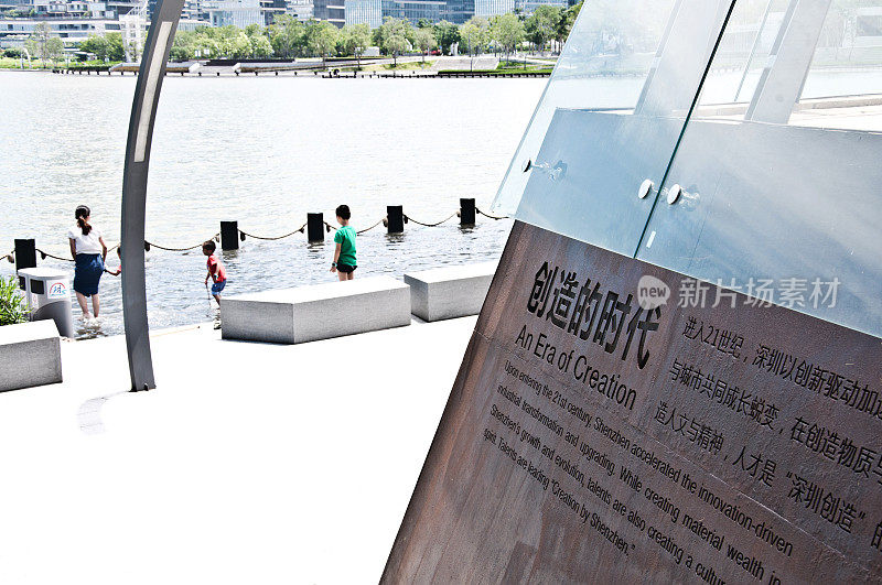 游客在位于深圳的人才园区的人才故事集合(人才体验馆)附近的人才之桥放松。深圳湾主题公园与深圳湾公园和深圳湾体育中心相连。