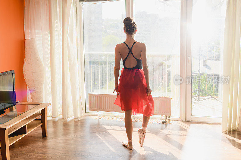 芭蕾舞演员在室内靠窗表演