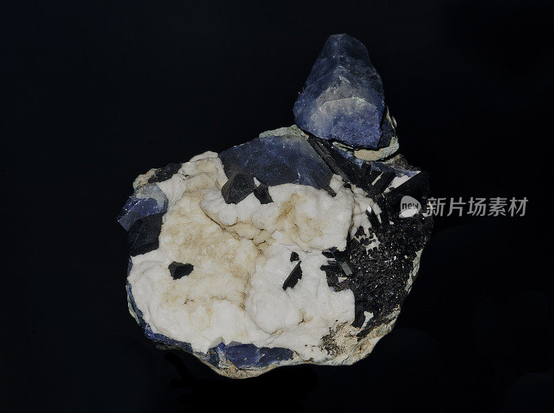 Benitoite是一种罕见的蓝色钡钛硅酸盐矿物，发现于热液蚀变的蛇纹岩中。